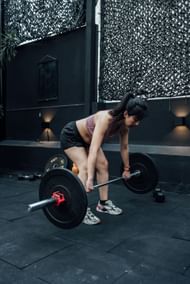 Romanian deadlifts for chiseled hamstrings. (Image via Pexels/ Mike González)